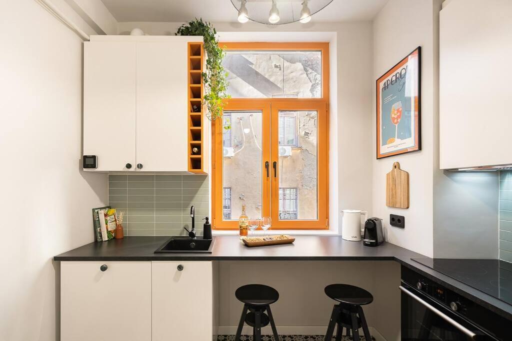 Old City Apartment - Self Check-In Bucarest Esterno foto